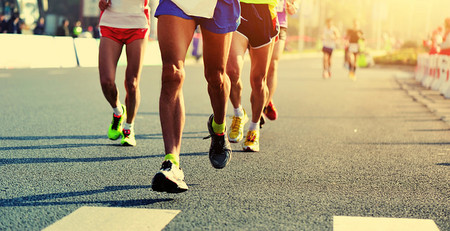 ¿Por qué me duelen las pantorrillas al correr? Causas y soluciones para el dolor de tibial anterior