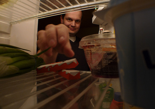 ¿Asaltas el refrigerador por la noche? Puede ser culpa del cerebro