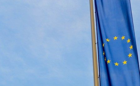 La Unión Europea busca limitar la inteligencia artificial en ciertos ámbitos mientras Silicon Valley trata de influir