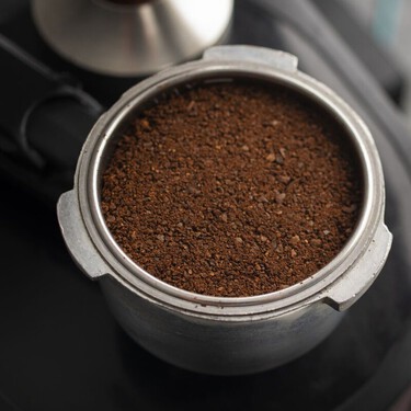 Los posos del café son un residuo muy problemático, pero hay una solución para que no acaben en el vertedero: convertirlos en hormigón 