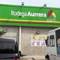 Walmart quiere recuperar a los clientes perdidos de Bodega Aurrera en México: su estrategia es vender menos productos y bajar precios 