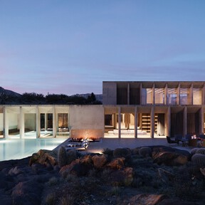Así es Hunter House, una espectacular villa minimalista y de hormigón visto perdida en el desierto de Arizona 