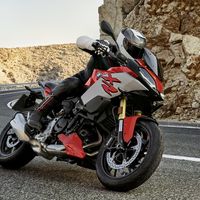 ¡Hola, BMW F 900 XR! Una agresiva moto trail media de 105 CV, cargada de tecnología y limitable para el A2