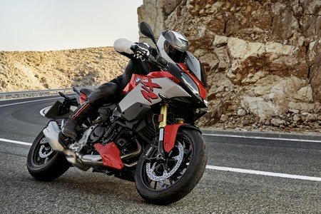 ¡Hola, BMW F 900 XR! Una agresiva moto trail media de 105 CV, cargada de tecnología y limitable para el A2