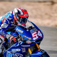 Mattia Pasini vuelve a liderar en un día marcado por el accidente de Álex Márquez