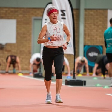 A los 70, más fuerte que nunca: la mujer que comenzó a entrenar al jubilarse y ahora corre y carga sacos de arena 