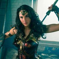 Wonder Woman apoya a un niño que quiere llevar una mochila suya en contra de los estereotipos de género
