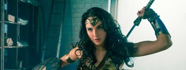Wonder Woman apoya a un niño que quiere llevar una mochila suya en contra de los estereotipos de género