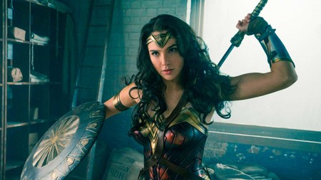 Wonder Woman apoya a un niño que quiere llevar una mochila suya en contra de los estereotipos de género