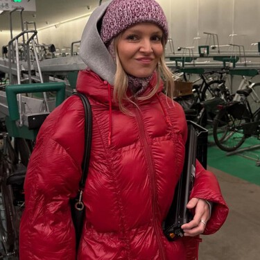 El nuevo plumífero de Zara en color cereza es calentito, resistente a la lluvia y pura tendencia por menos de 40 euros