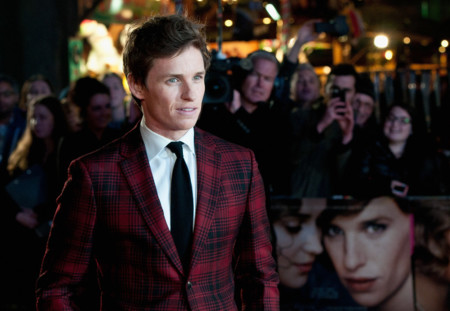 Eddie Redmayne es fan de los trajes a cuadros y nos muestra cómo llevarlos en invierno