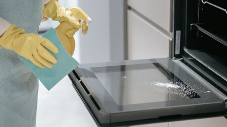 Cómo limpiar la grasa pegada en el vidrio del horno y eliminar manchas difíciles de despegar sin rayarlo