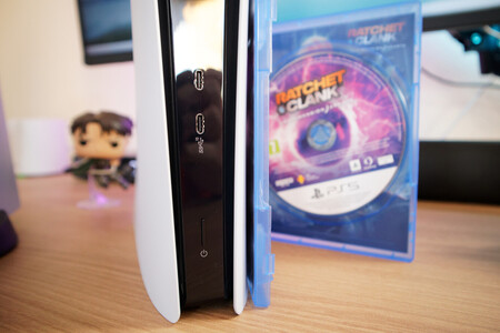 Una PlayStation junto a un disco que no puede leer porque ese es el mundo en el que nos toca vivir | Imagen: Xataka