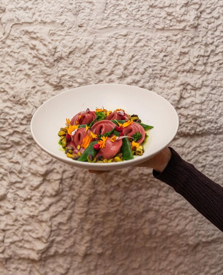 Tortelloni de remolacha y ricotta de almendras con pistachos de Mudrá
