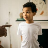 Por qué decirle a tu hijo "te lo dije" cuando comete un error daña su autoestima y no le sirve para aprender
