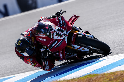 Nicolò Bulega lidera el triplete de Ducati en Phillip Island y Álvaro Bautista empieza con caída el mundial de Superbikes 