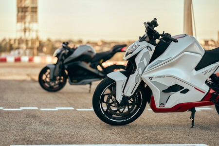 Ultraviolette F77 2025 008