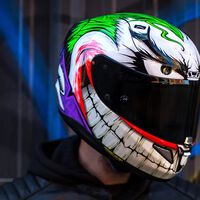 En México han fallecido tantos motoristas en carretera que ha decidido tomar medidas drásticas: regalar cascos