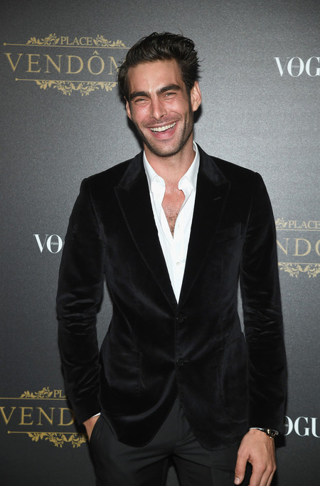Jon Kortajarena se nos adelanta a llevar terciopelo en la Vogue Party de la Fashion Week de París