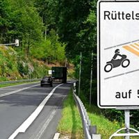 Europa empieza a retirar las bandas para reducir la velocidad: dañan los vehículos y no están consiguiendo que las motos frenen 