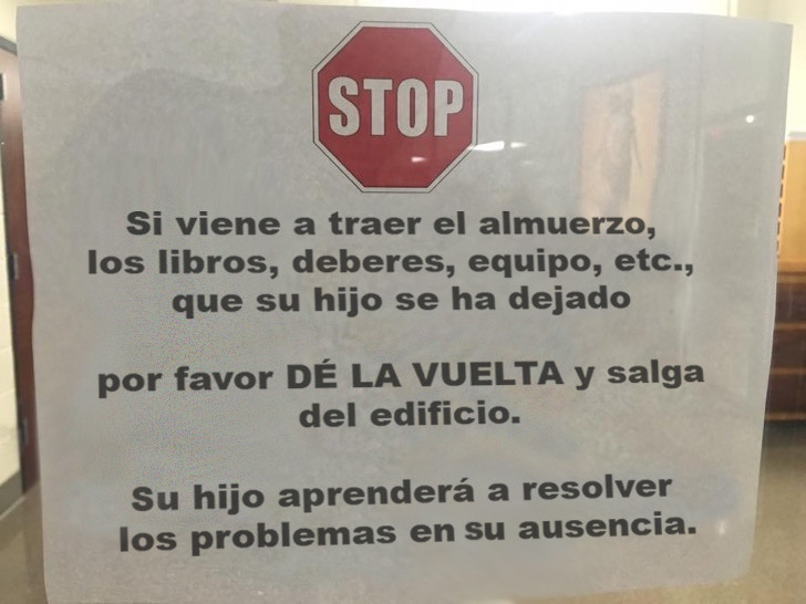 El polémico cartel de un colegio que no permite a los padres llevar lo que sus hijos se dejan en casa