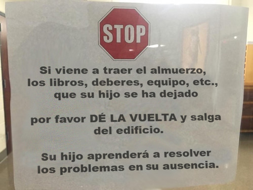 El polémico cartel de un colegio que no permite a los padres llevar lo que sus hijos se dejan en casa