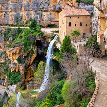 El templo benedictino con un milenio de antigüedad que permite entrar dentro de una cascada y nadie sabe que está en España 