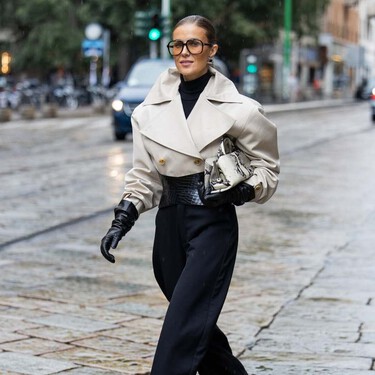 Las nuevas Adidas de inspiración años sesenta en color gris perlado que arrasan entre las chicas clásicas y elegantes 