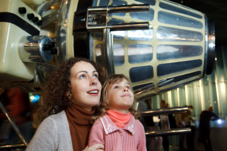 Familia en el museo