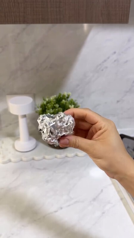 Truco del papel de aluminio para limpiar la cal de la ducha