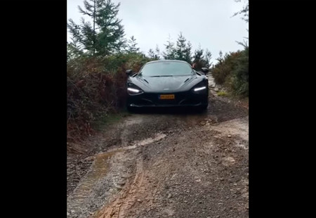 Vídeo: un tipo mete un McLaren 720S por este patatal lleno de barro y desniveles