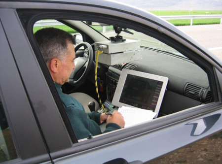 Guardia Civil manejando un radar