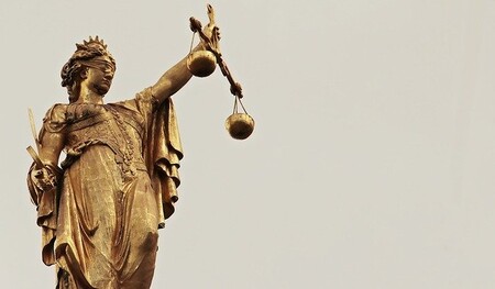 Nos importa más nuestra imagen pública que la justicia, por eso somos más duros aplicándola en presencia de otros