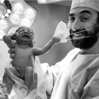 La imagen de un bebé quitándole la mascarilla a su médico al nacer se ha hecho viral: instante de esperanza en plena pandemia