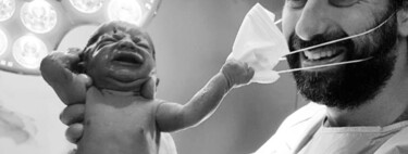 La imagen de un bebé quitándole la mascarilla a su médico al nacer se ha hecho viral: instante de esperanza en plena pandemia