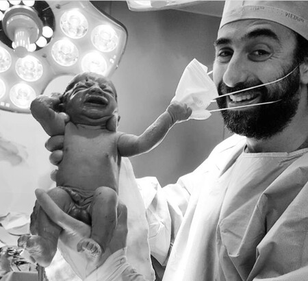 La imagen de un bebé quitándole la mascarilla a su médico al nacer se ha hecho viral: instante de esperanza en plena pandemia