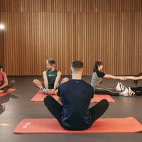 "Menos bares y más entrenamiento": por qué cada vez más jóvenes prefieren ir al gimnasio 