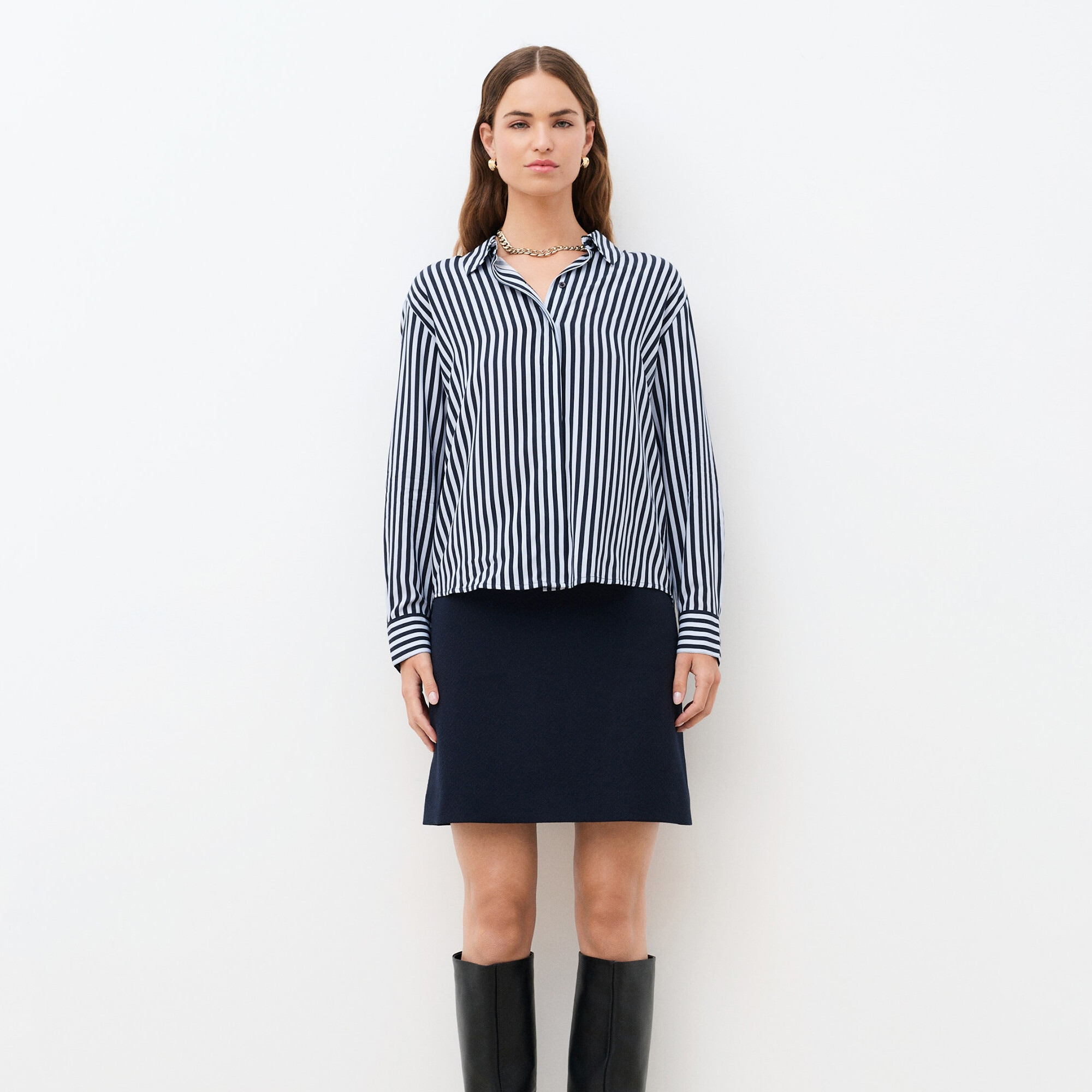 Caroll
Camisa de mujer de mujer con estampado de rayas y botones solapados