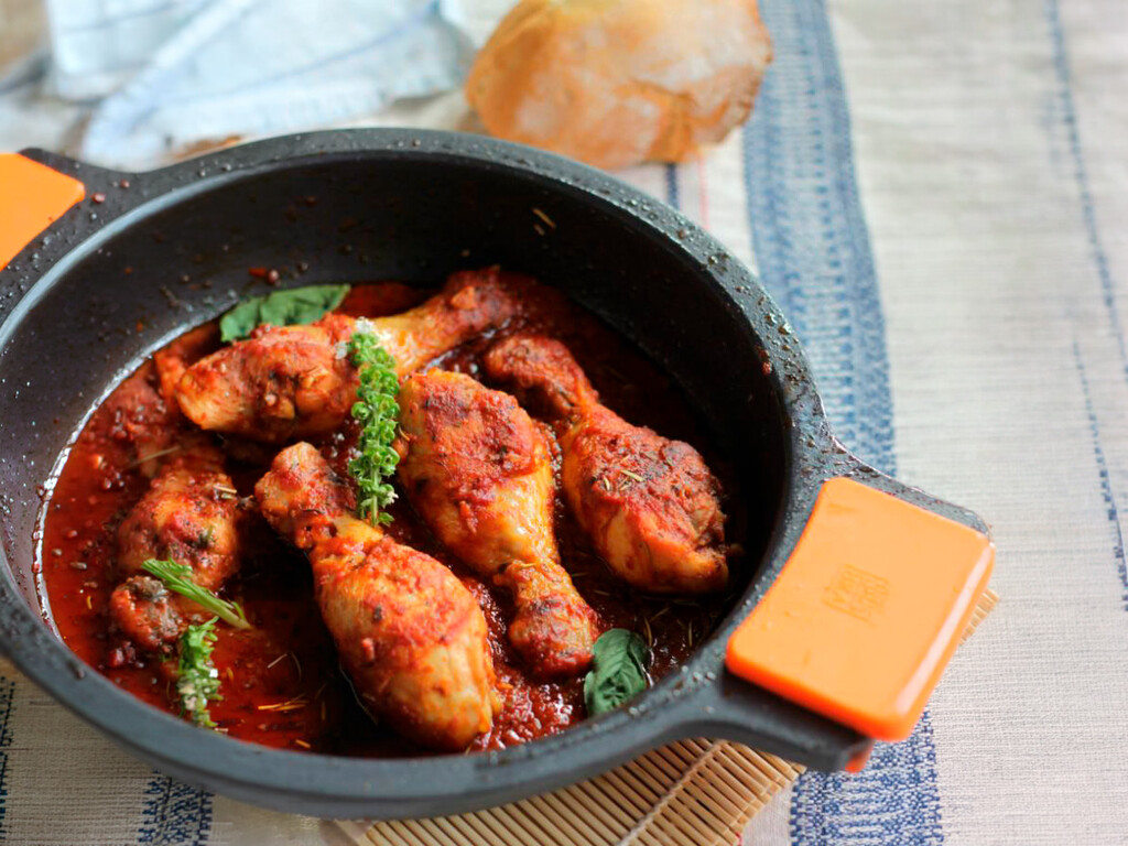 Muslos de pollo en salsa de tomate: el guiso de pollo súper sencillo que encanta a todos
