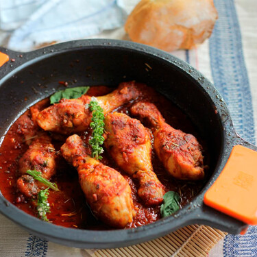 Muslos de pollo en salsa de tomate: el guiso de pollo súper sencillo que encanta a todos 