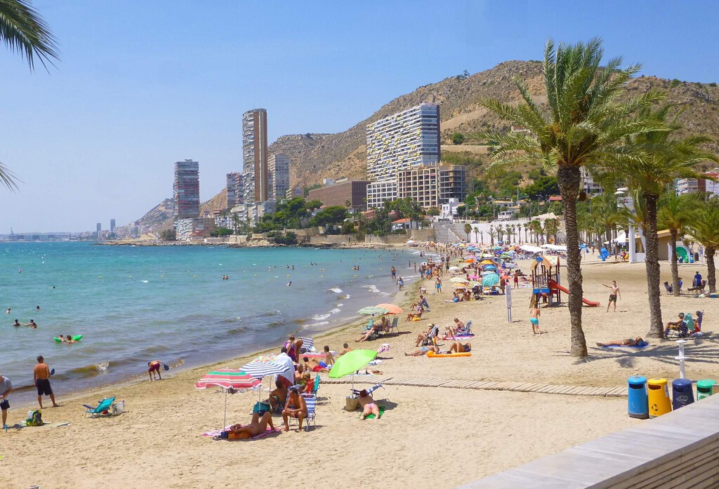 Hace tantísimo calor que Alicante ha tomado una decisión: cerrar sus playas por el reventón térmico