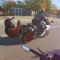 Dar un acelerón en moto con la novia de paquete no es una buena idea, y este vídeo te explica por qué