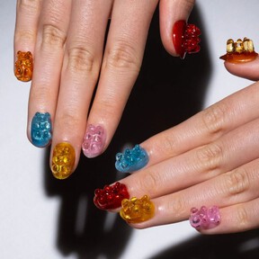Las uñas gummy bear con ositos kawaii son la nueva tendencia en manicura para 2026 