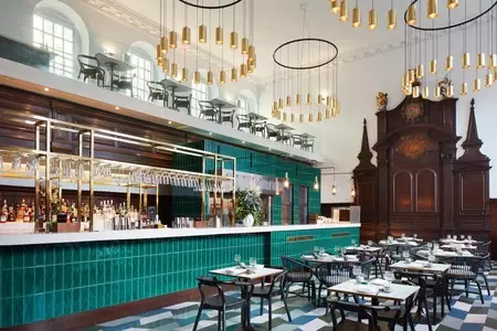 La iglesia de St. Thomas de Londres se transforma en un espectacular restaurante en el que conviven el estilo original Reina Ana con el diseño actual