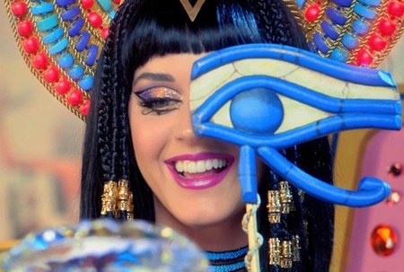 A Katy Perry la tontería de ser modelo le sale rana, ranísima