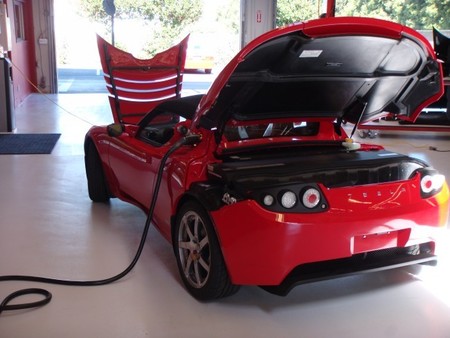 Tesla Roadster cargando