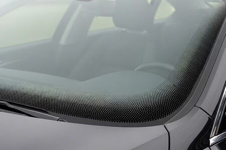 Nem para decoração nem para descansar a vista: essa é a verdadeira função dos pontinhos ao longo da borda do para-brisa do carro.