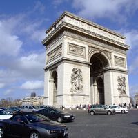 Francia va a pagar para que los conductores jubilen sus coches viejos: hasta 4.000 euros por cambiarlos por una bicicleta 