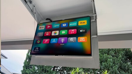 Com um pouco de habilidade manual, o dono da casa conseguiu substituir a TV. O novo modelo pode ser visto aqui. (Fonte da imagem: Big_Communication353/Reddit)