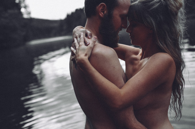 La sensual y romántica sesión de fotos de una pareja, en la que ella aprende a amar su cuerpo postparto